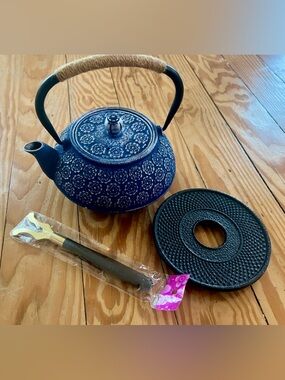 *NEW* Tetsubin Japanese Primula Blue Floral Cast Iron Teapot With Infuser & Base